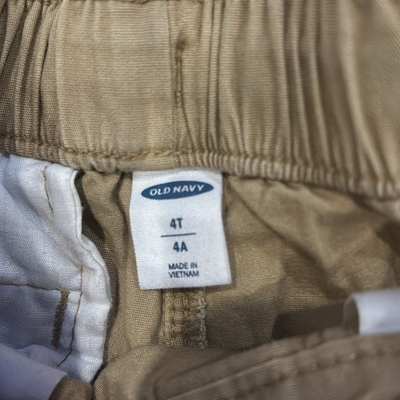 Old Navy 3 Pack Shorts Bundle in Tan, Gray & Army Green in Size 4T - Picture 8 of 10